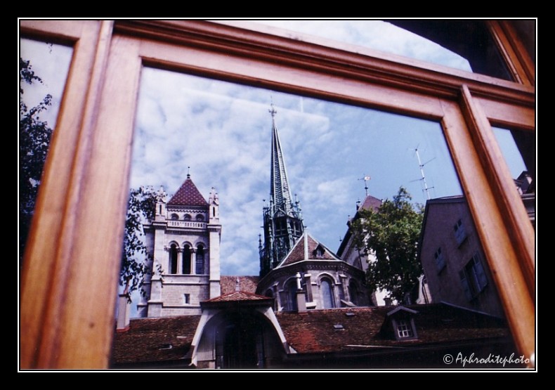 066 La cathédrale vue en reflet de la place du Bourg de Four